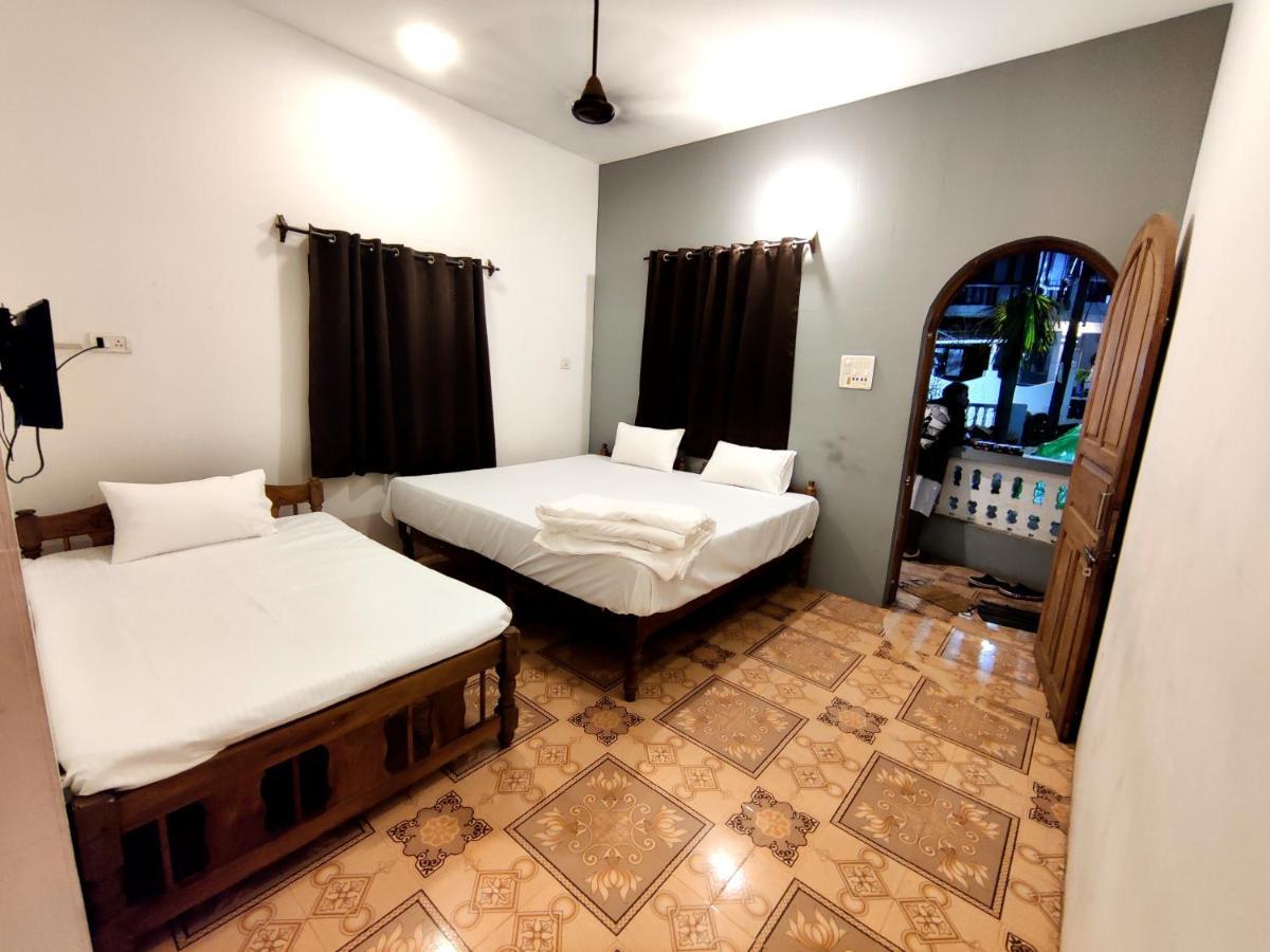 Calangute Turista Hotel Exterior photo