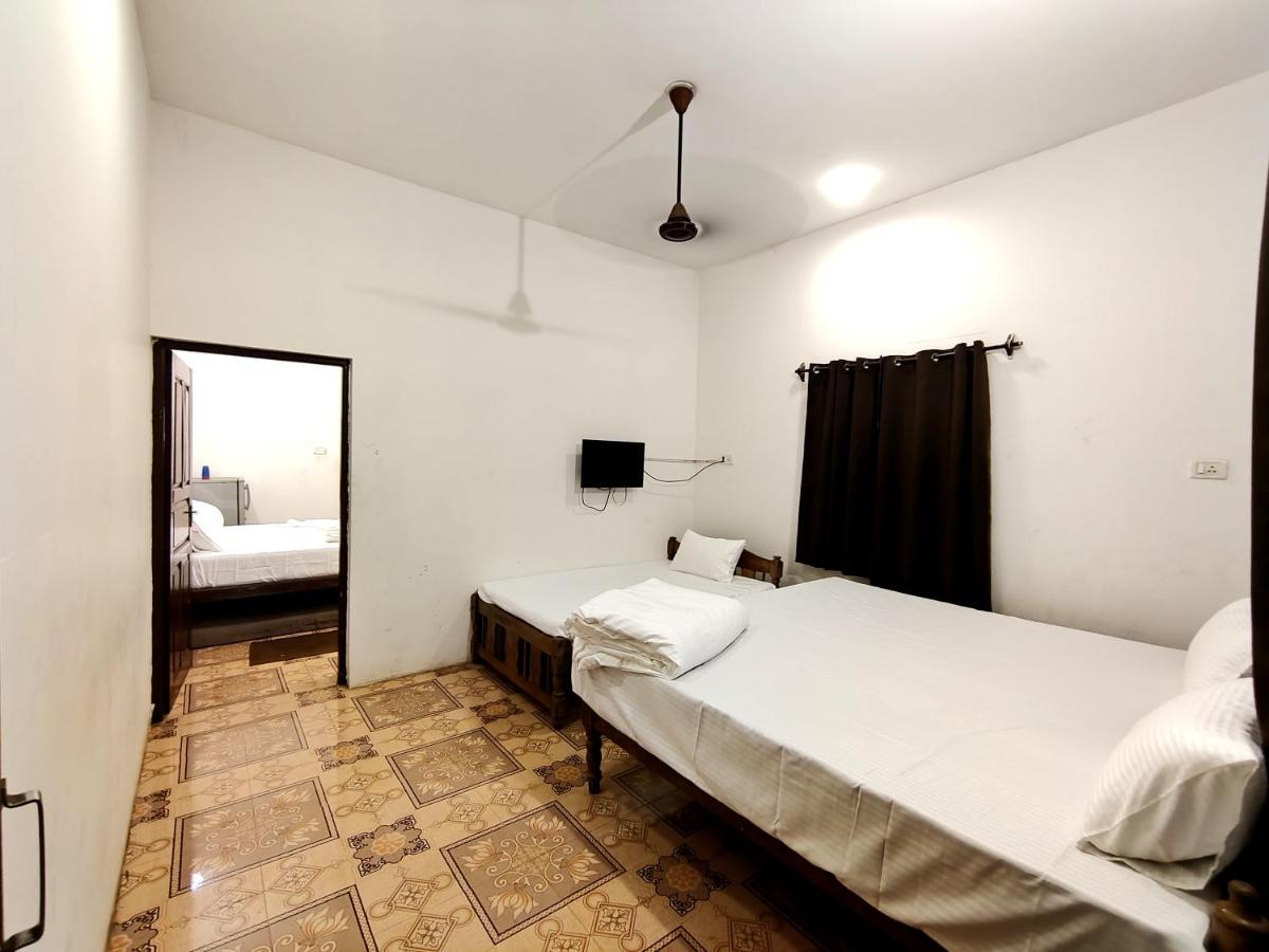Calangute Turista Hotel Exterior photo
