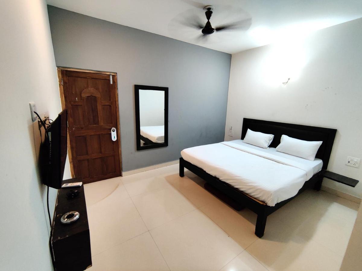 Calangute Turista Hotel Exterior photo