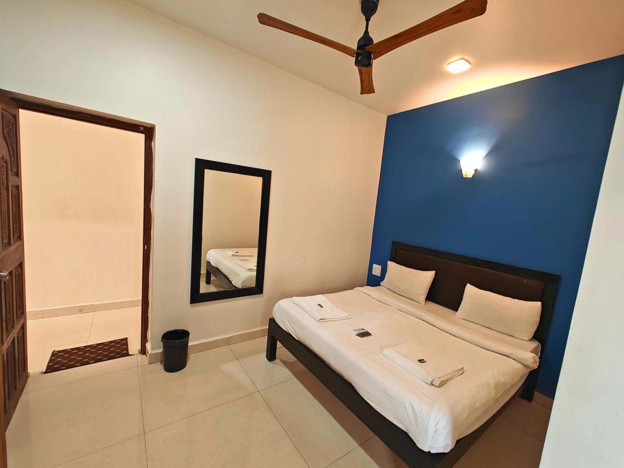 Calangute Turista Hotel Exterior photo